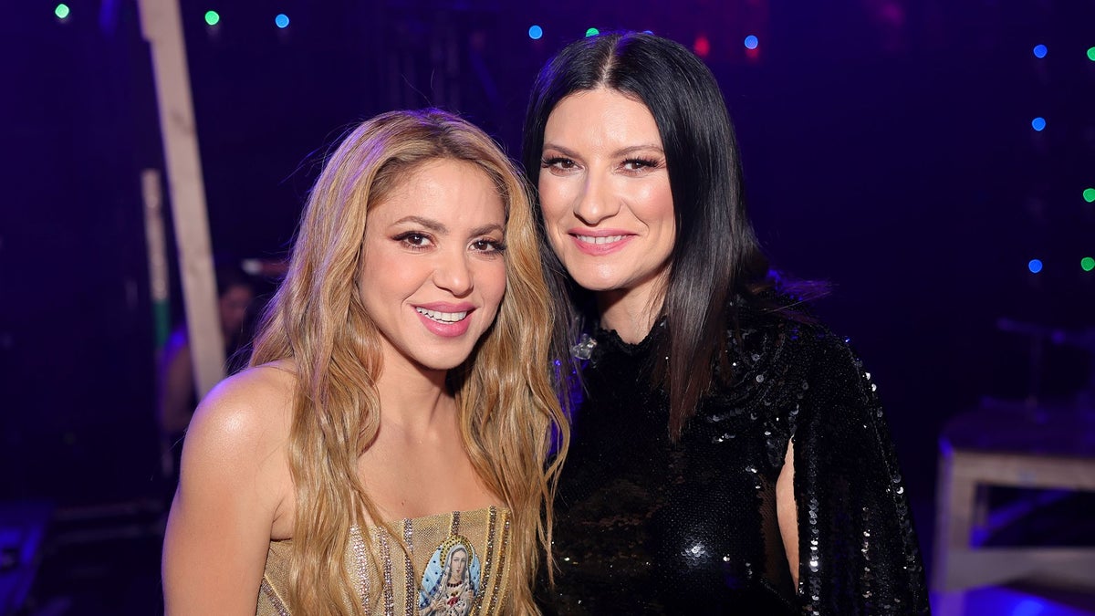 https://www.hola.com/us/horizon/landscape/1200/51f491164be9-seville-spain-shakira-and-laura-pausini-attend-the-24th-annual-latin-grammy-awar.jpg