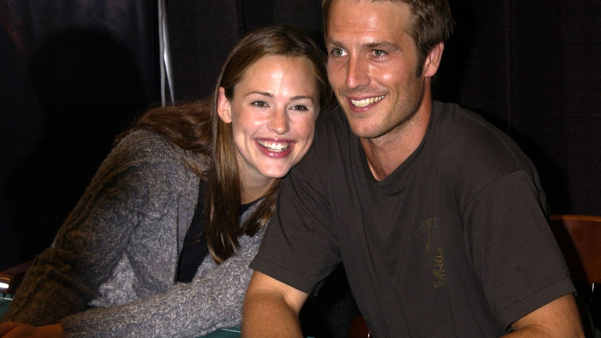 https://www.hola.com/us/horizon/landscape/1200/53f5e59618d7-jennifer-garner-and-michael-vartan.jpg