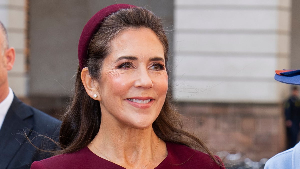 https://www.hola.com/us/horizon/landscape/1200/631a9e301039-copenhagen-denmark-queen-mary-of-denmark-arrives-on-the-main-stairs-for-the-open.jpg