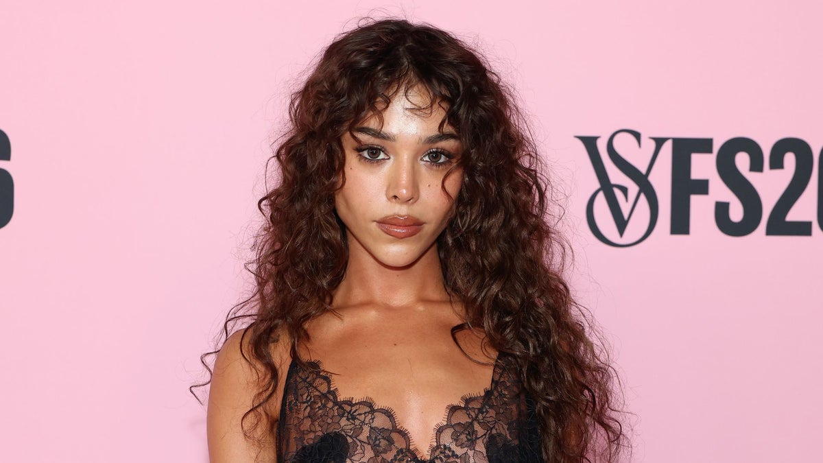 https://www.hola.com/us/horizon/landscape/1200/6ea0624d9ea2-los-angeles-california-danna-paola-attends-the-victorias-secret-fashion-show-202.jpg