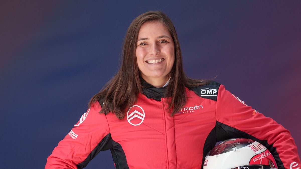 https://www.hola.com/us/horizon/landscape/1200/6edf2bfa46f9-madrid-spain-colombian-driver-tatiana-calderon-during-a-formula-e-exhibition-on.jpg