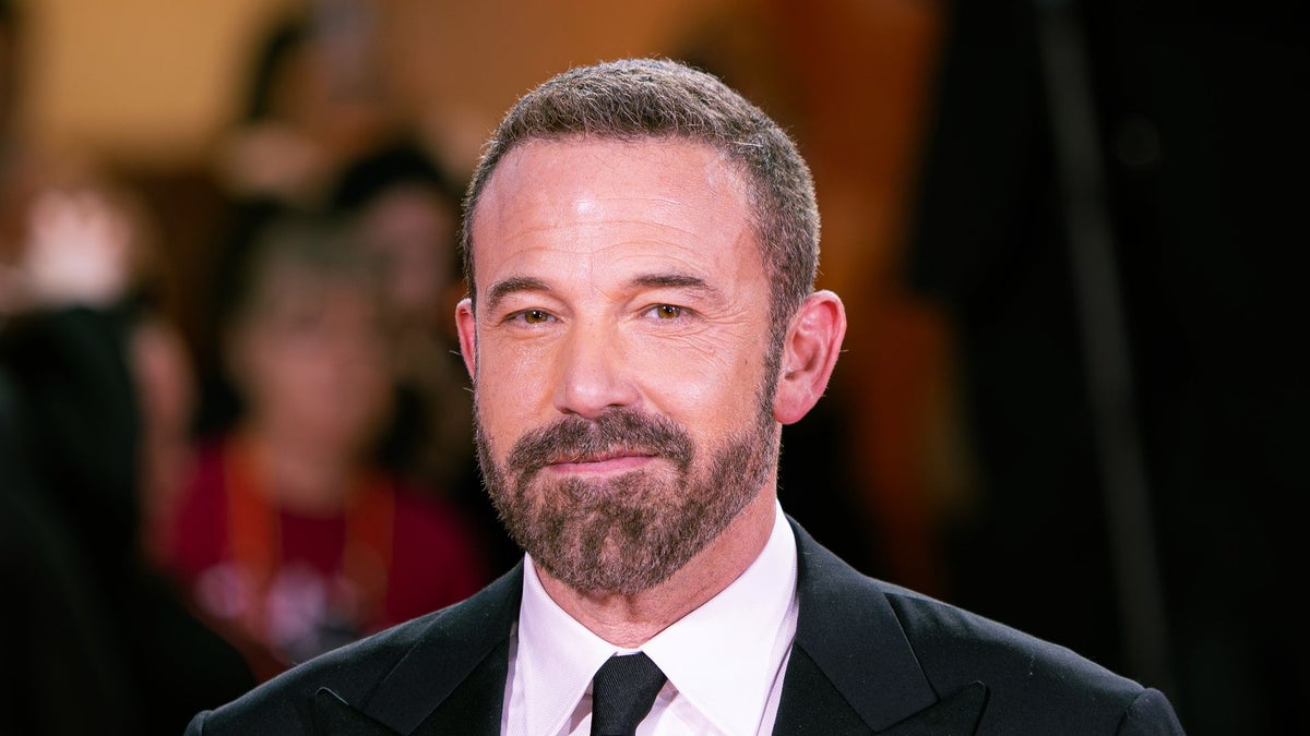 https://www.hola.com/us/horizon/landscape/1200/7edd02cb68b0-ben-affleck-lors-de-la-projection-du-film-company-au-83e-festival-international.jpg