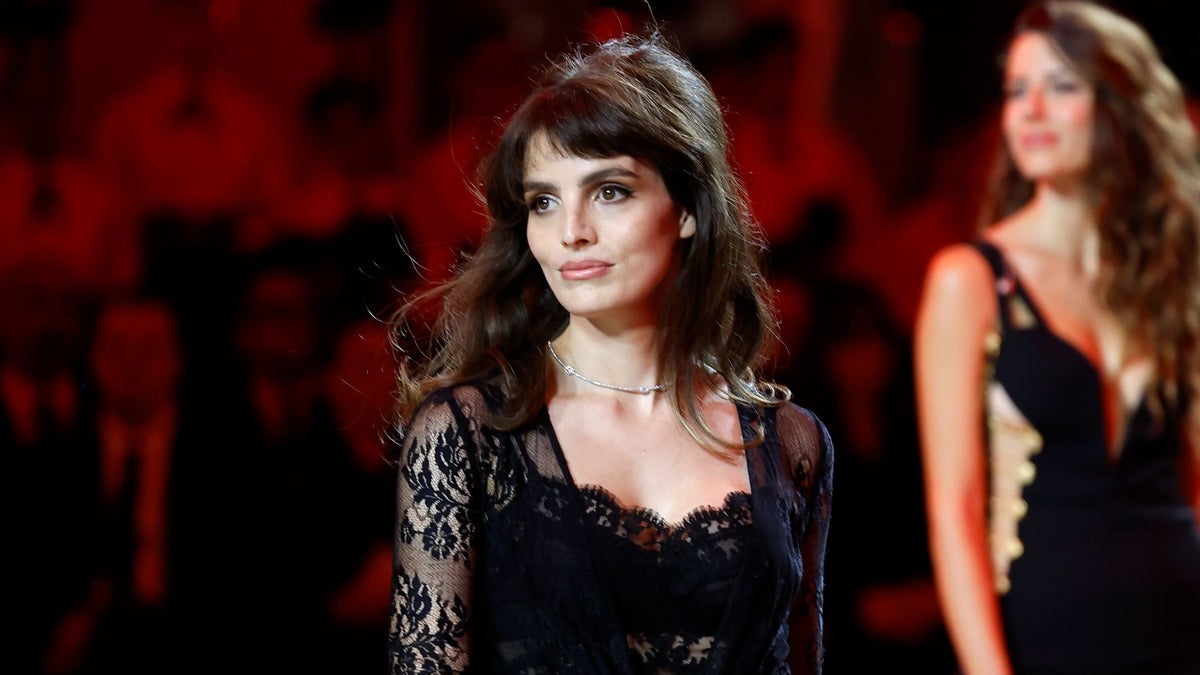https://www.hola.com/us/horizon/landscape/1200/a5debe03e4d4-milan-italy-lux-pascal-walks-the-runway-during-vogue-world-milano-2026-at-galler.jpg
