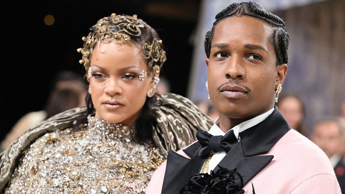 https://www.hola.com/us/horizon/landscape/1200/aaae68b828a0-new-york-new-york-rihanna-and-aap-rocky-attend-the-2026-met-gala-celebrating-cos.jpg