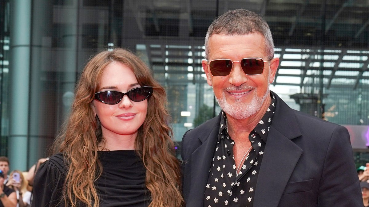 https://www.hola.com/us/horizon/landscape/1200/aca8af05d936-toronto-ontario-stella-banderas-and-antonio-banderas-attend-the-premiere-of-up-a.jpg