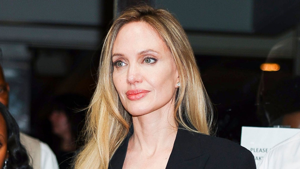 https://www.hola.com/us/horizon/landscape/1200/b1c5505a8a73-new-york-new-york-angelina-jolie-seen-at-without-blood-new-york-special-screenin.jpg