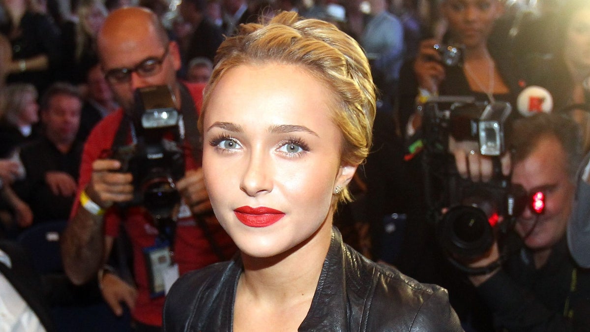 https://www.hola.com/us/horizon/landscape/1200/b2cba0d3d39c-hamburg-germany-hayden-panettiere-girlfriend-of-wladimir-klitschko-poses-before.jpg