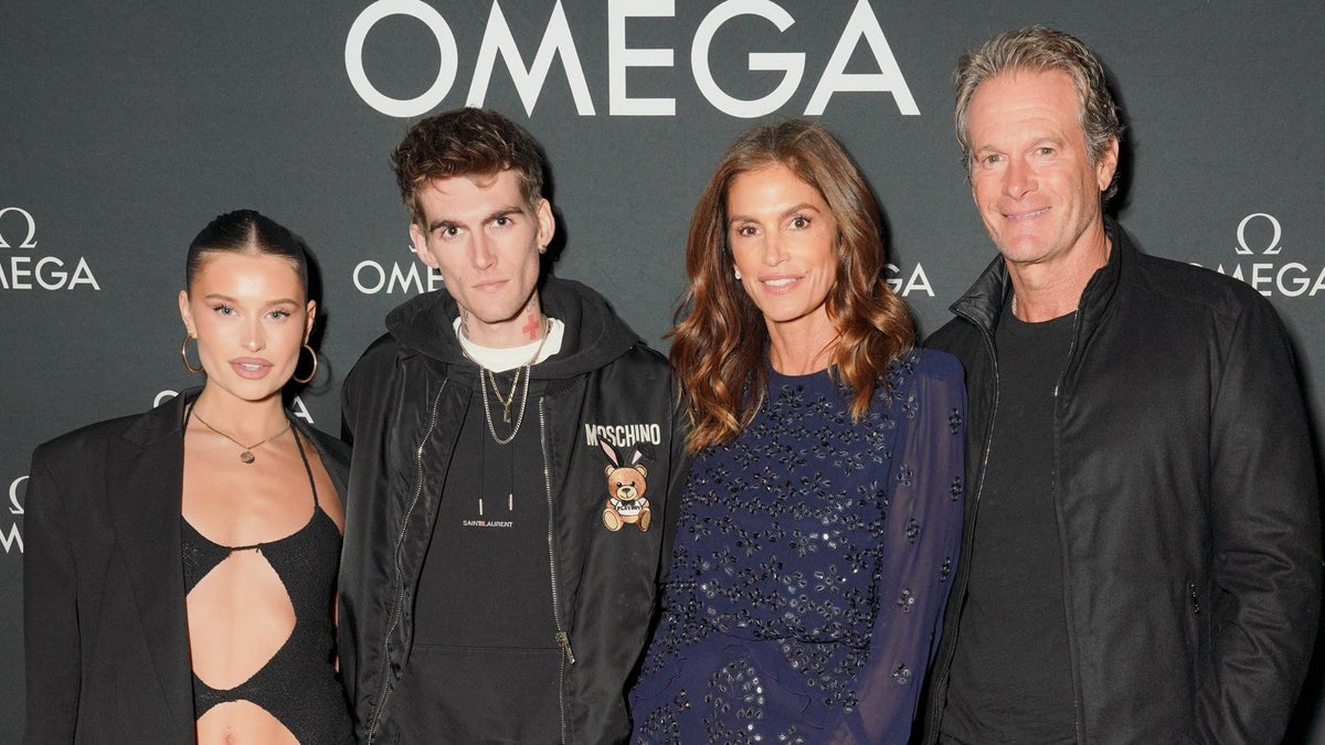 https://www.hola.com/us/horizon/landscape/1200/b306ba686c4c-malibu-california-lexi-wood-presley-gerber-cindy-crawford-and-rande-gerber-durin.jpg