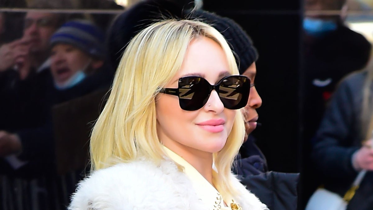 https://www.hola.com/us/horizon/landscape/1200/bc881784caf7-new-york-new-york-hayden-panettiere-is-seen-on-march-06-2023-in-new-york-city.jpg