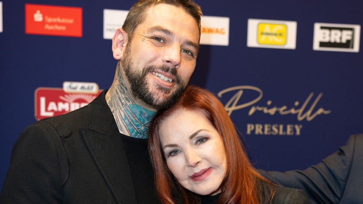 Priscilla Presley introduces son Navarone during a rare&hellip;