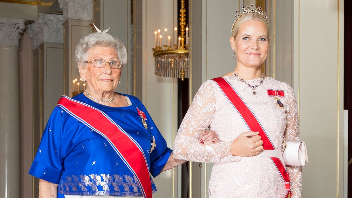 https://www.hola.com/us/horizon/landscape/1200/ccdb997bb4f7-norways-crown-princess-mette-marit-and-princess-astrid-arrive-for-the-traditiona.jpg