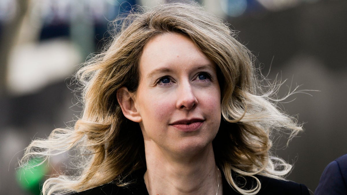 https://www.hola.com/us/horizon/landscape/1200/d728bc865d0a-san-jose-ca-former-theranos-ceo-elizabeth-holmes-alongside-her-boyfriend-billy-e.jpg