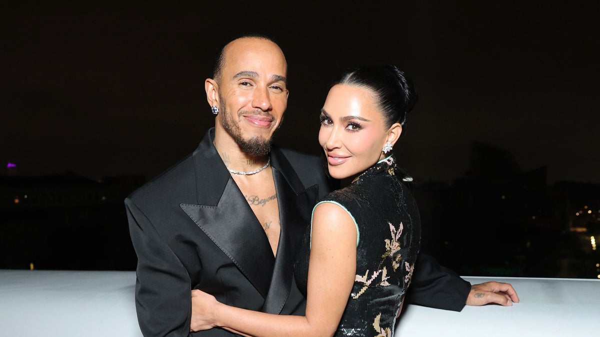 https://www.hola.com/us/horizon/landscape/1200/dbb83466a1b4-los-angeles-california-lewis-hamilton-and-kim-kardashian-attend-the-lucas-museum.jpg