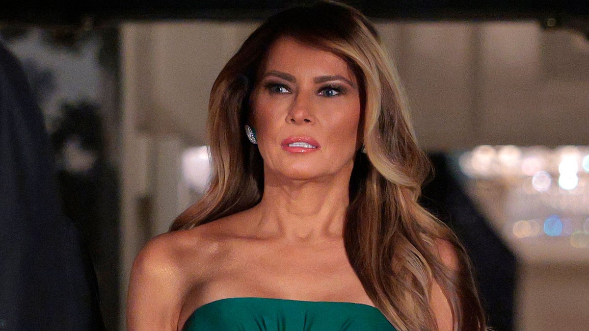 green dress first lady Melania Trump wears jewel-green strapless gown at White House state dinner with Saudi Crown Prince melania blue dress
