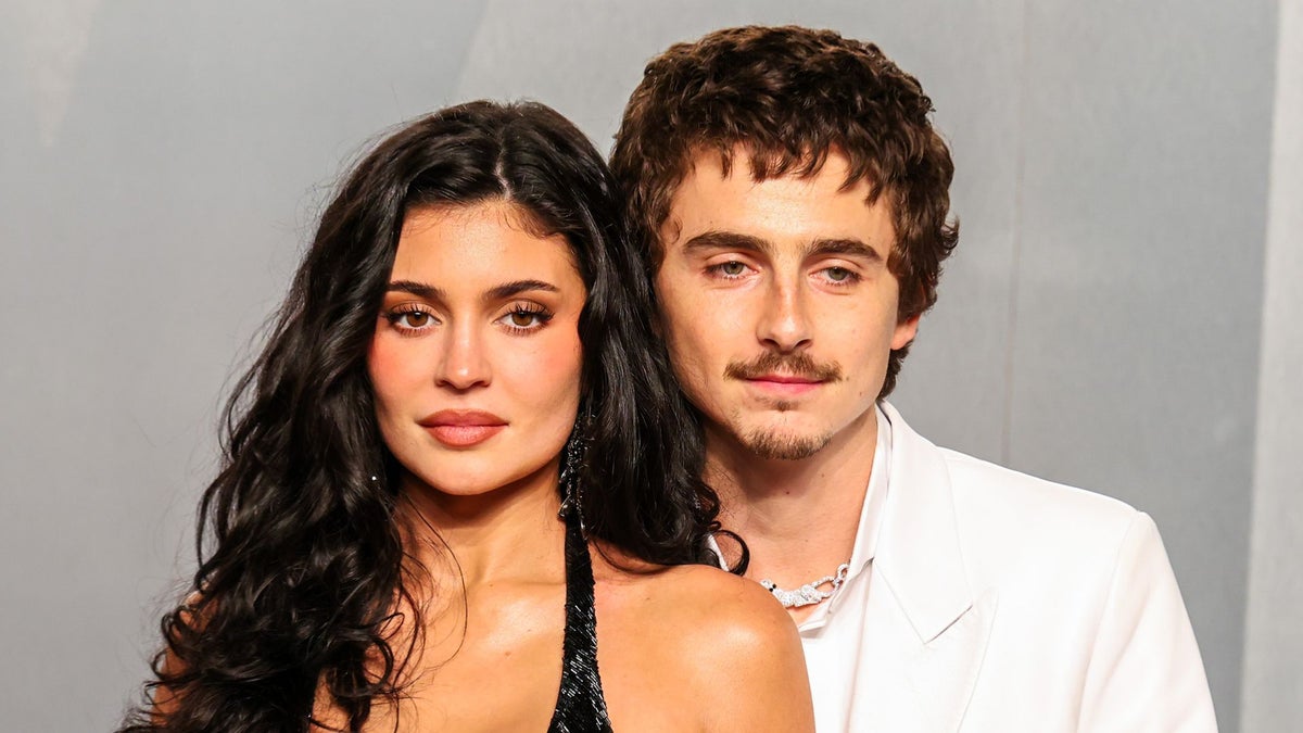 https://www.hola.com/us/horizon/landscape/1200/dd800cb08406-los-angeles-ca-kylie-jenner-and-timothc3a9e-chalamet-attends-the-vanity-fair-o.jpg