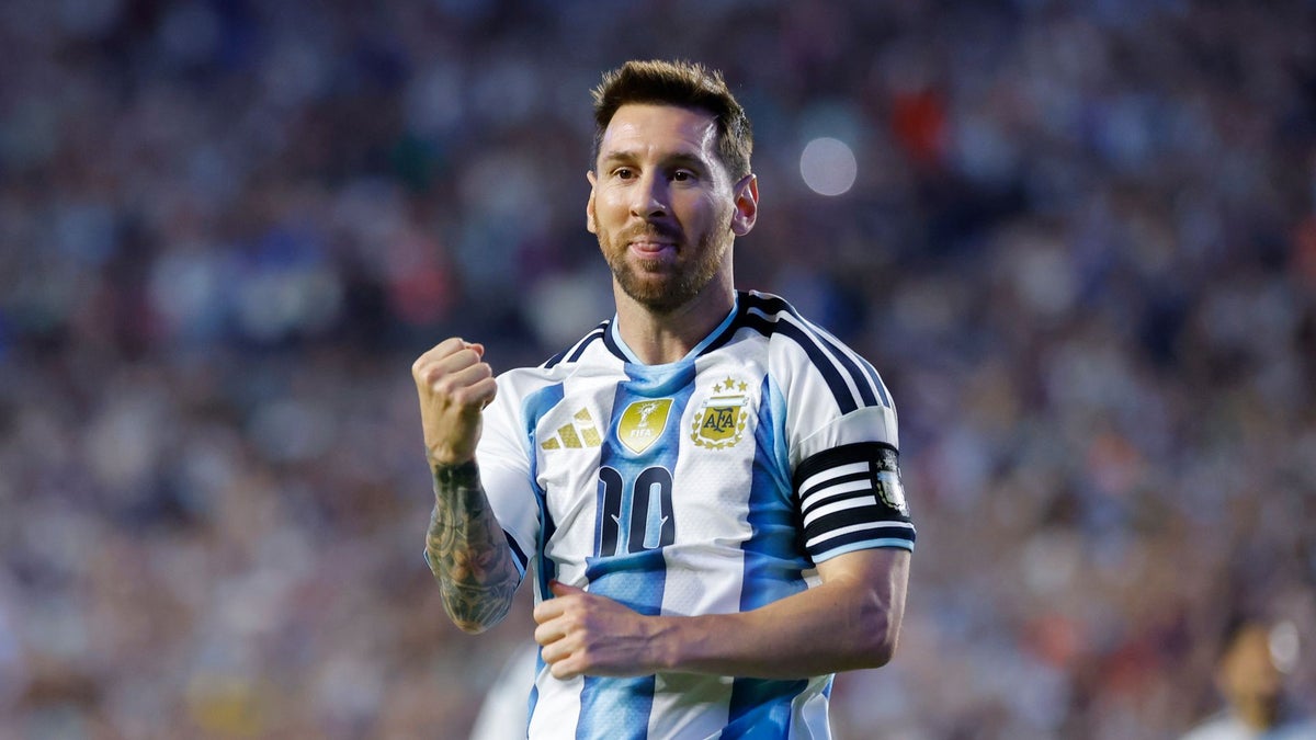 Messi reacts to a journalist with cerebral palsy asking questions after ...