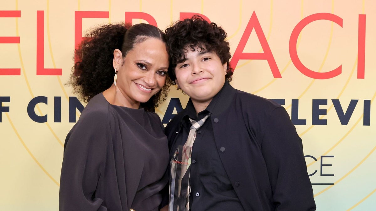 https://www.hola.com/us/horizon/landscape/1200/f762d3a78a60-los-angeles-california-judy-reyes-winner-of-the-trailblazer-award-for-high-poten.jpg