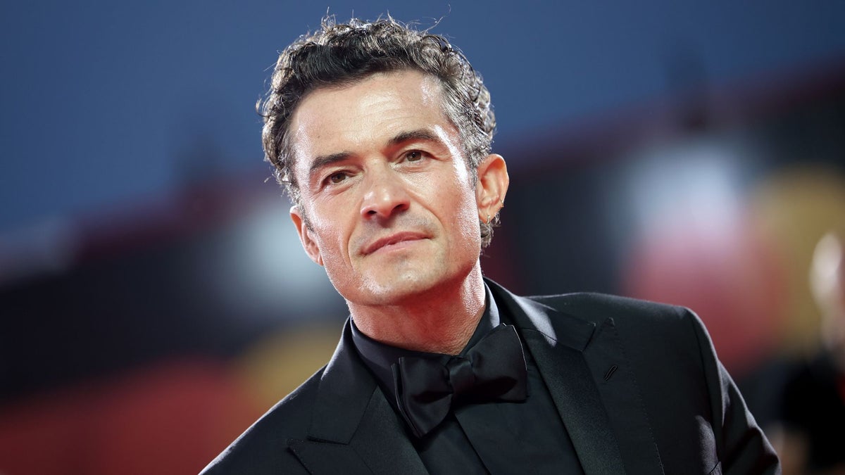 https://www.hola.com/us/horizon/landscape/1200/fa50b140619d-venice-italy-orlando-bloom-attends-the-filming-italy-venice-award-red-carpet-dur.jpg