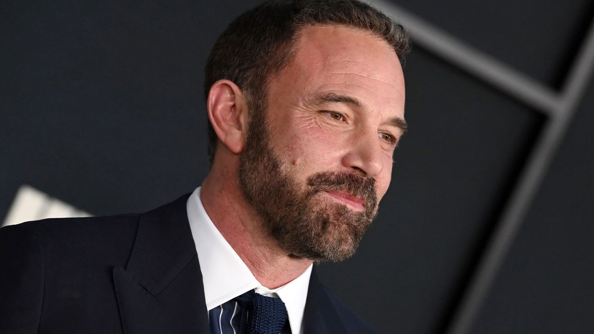 https://www.hola.com/us/horizon/landscape/1200/fedcb3b76885-los-angeles-california-ben-affleck-attends-the-world-premiere-of-netflixs-animal.jpg