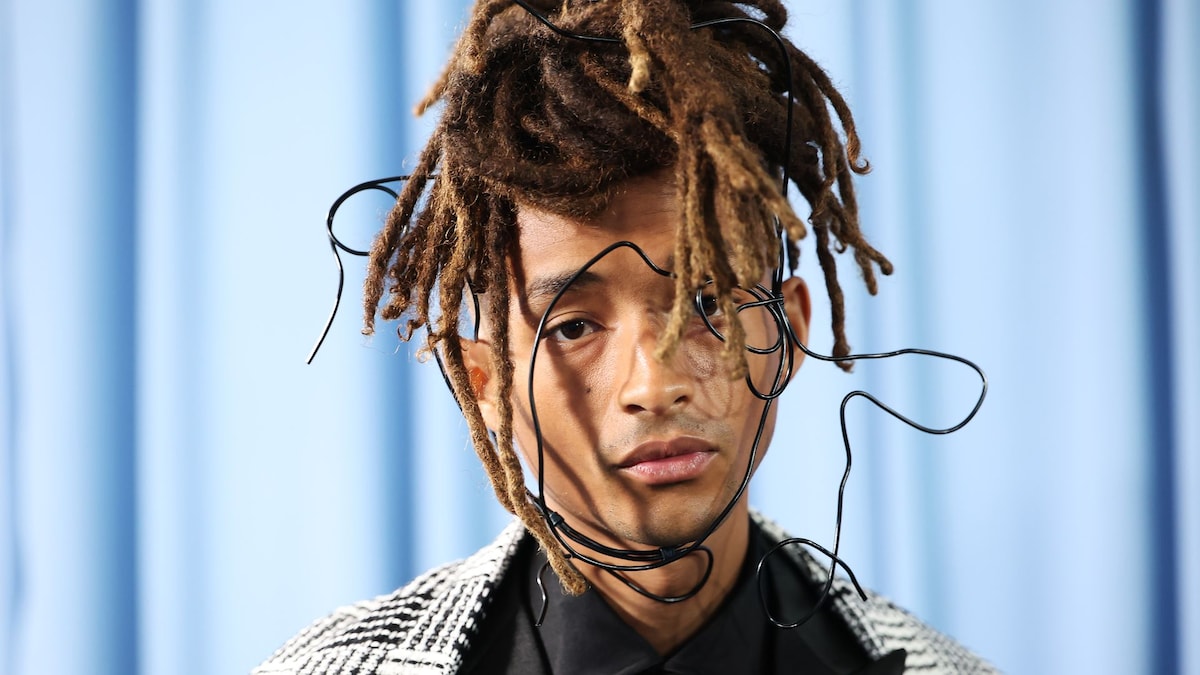 https://www.hola.com/us/horizon/landscape/13172d2e646c-new-york-new-york-jaden-smith-attends-the-2025-met-gala-celebrating-superfine-ta.jpg?im=Resize=(1200)