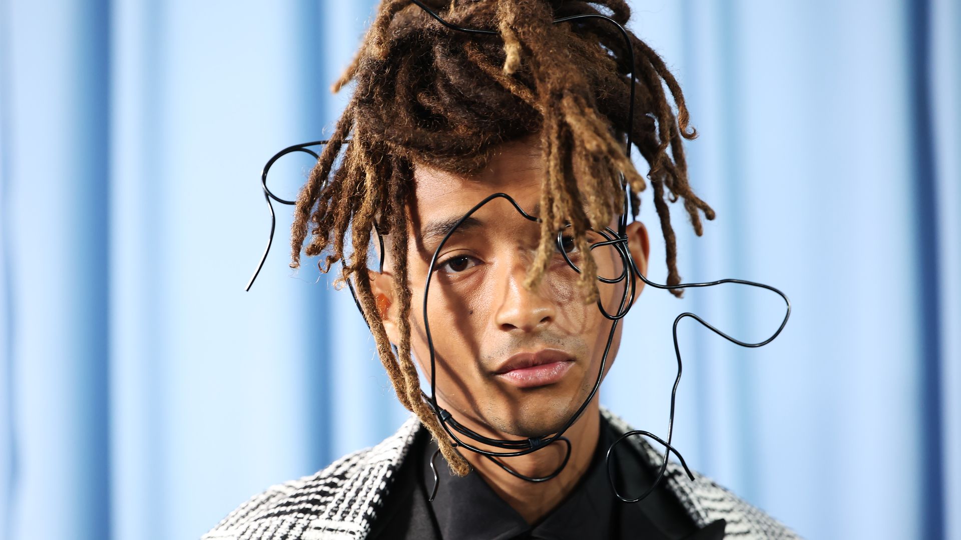 https://www.hola.com/us/horizon/landscape/13172d2e646c-new-york-new-york-jaden-smith-attends-the-2025-met-gala-celebrating-superfine-ta.jpg?im=Resize=(1200)