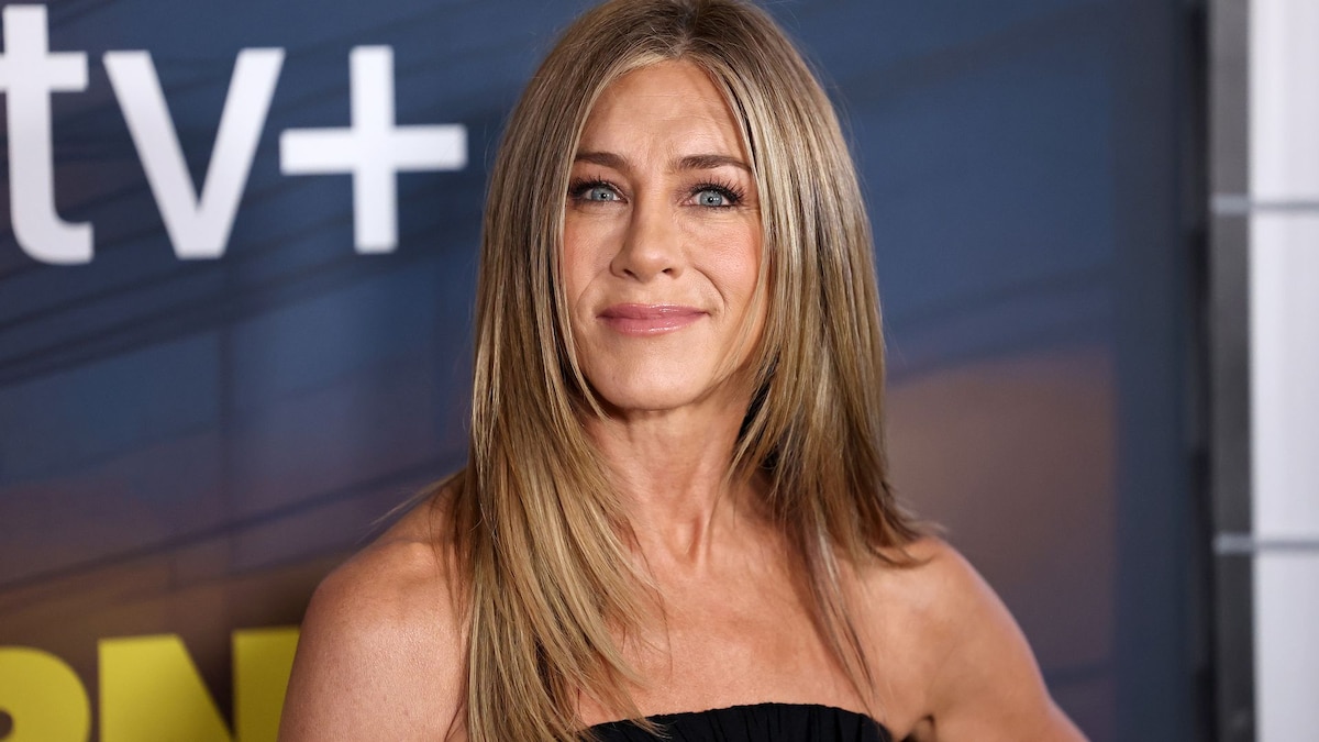 https://www.hola.com/us/horizon/landscape/138194dfd9cf-new-york-new-york-jennifer-aniston-attends-the-morning-show-season-4-new-york-pr.jpg?im=Resize=(1200)
