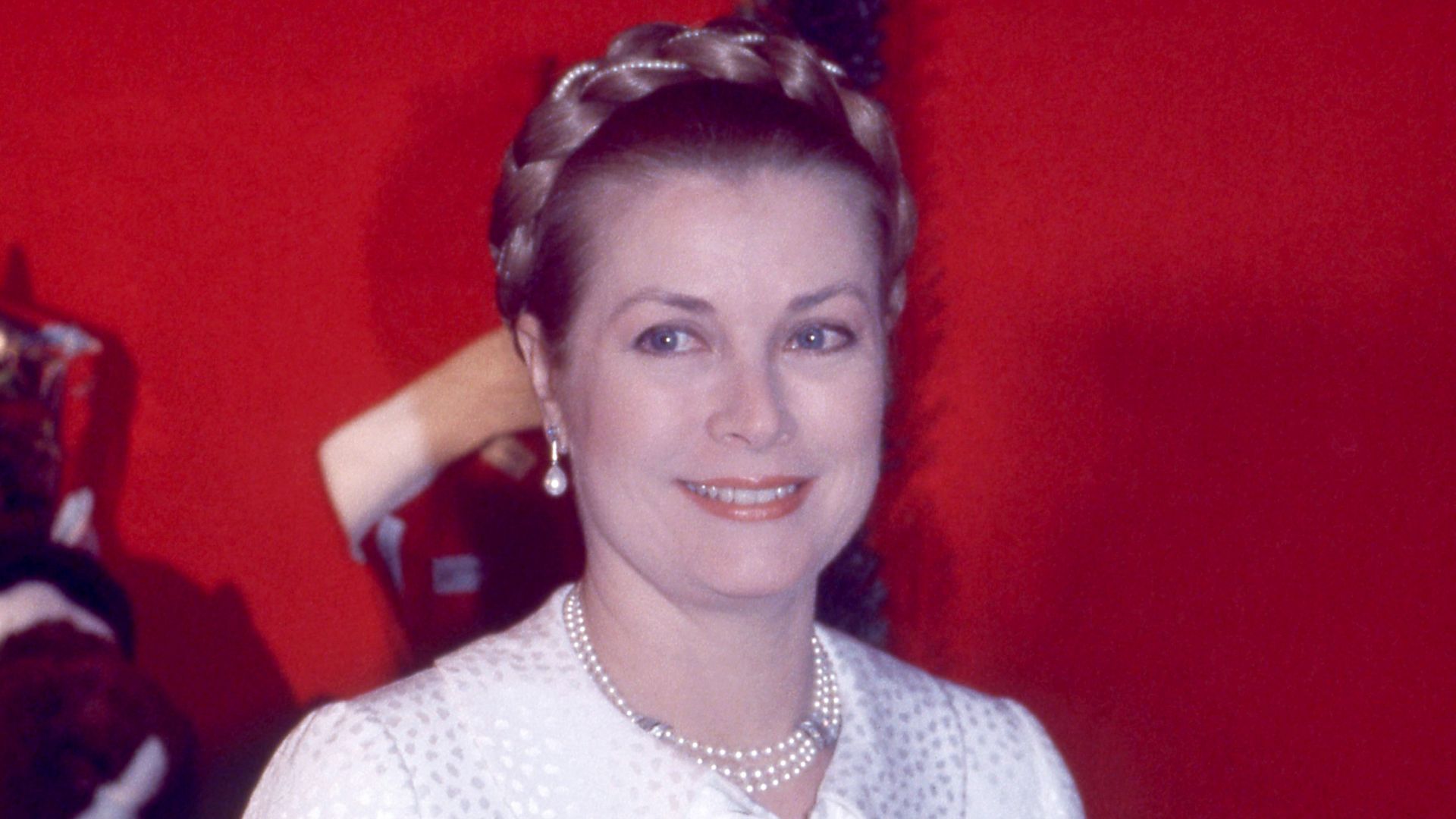 https://www.hola.com/us/horizon/landscape/1390ba93b5a6-american-actress-and-princess-of-monaco-grace-kelly-attends-the-trinity-mission.jpg?im=Resize=(1200)