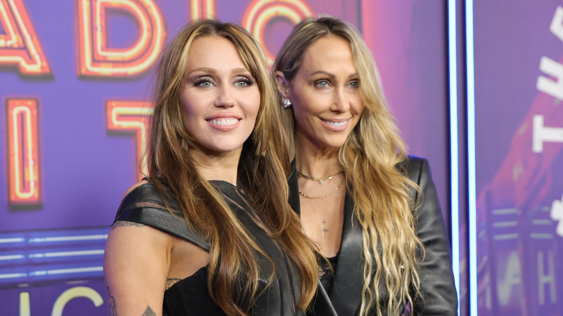https://www.hola.com/us/horizon/landscape/13a7e0404b89-new-york-new-york-miley-cyrus-and-tish-cyrus-attend-snl50-the-homecoming-concert.jpg?im=Resize=(1200)