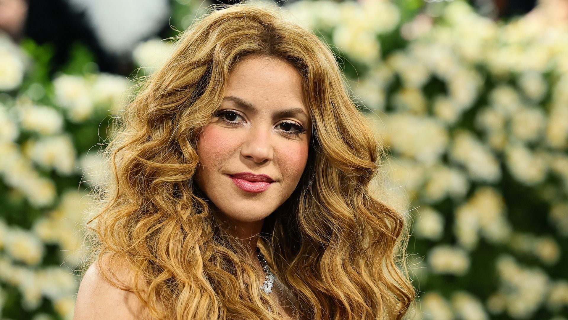 Shakira glows in metallic bikini, makeup-free, during beach meditation, shortly after ex’s reunion [See Photos]