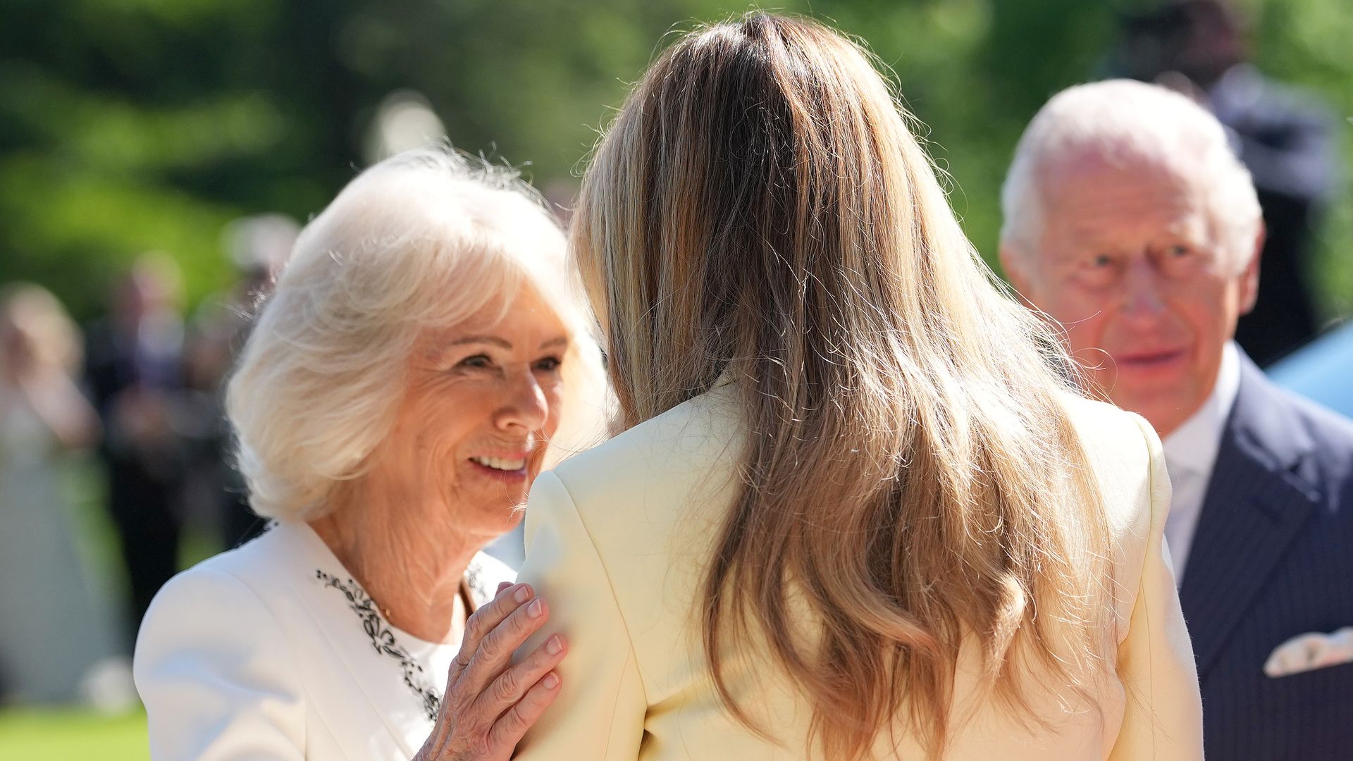 https://www.hola.com/us/horizon/landscape/148436ca0247-washington-dc-queen-camilla-and-king-charles-iii-are-greeted-by-u-s-president-do.jpg?im=Resize=(1200)