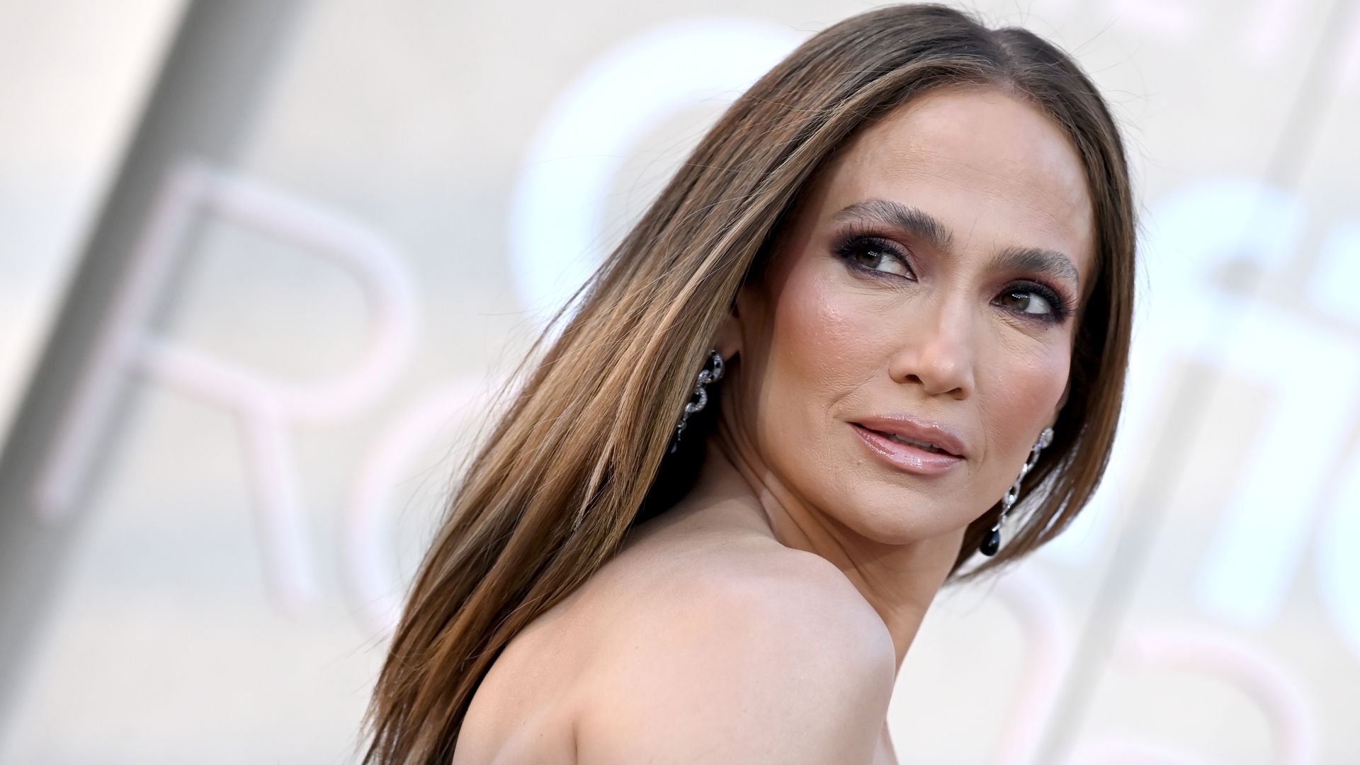 Jennifer Lopez Eyebrows: The Laminated Brow Trend for 40+