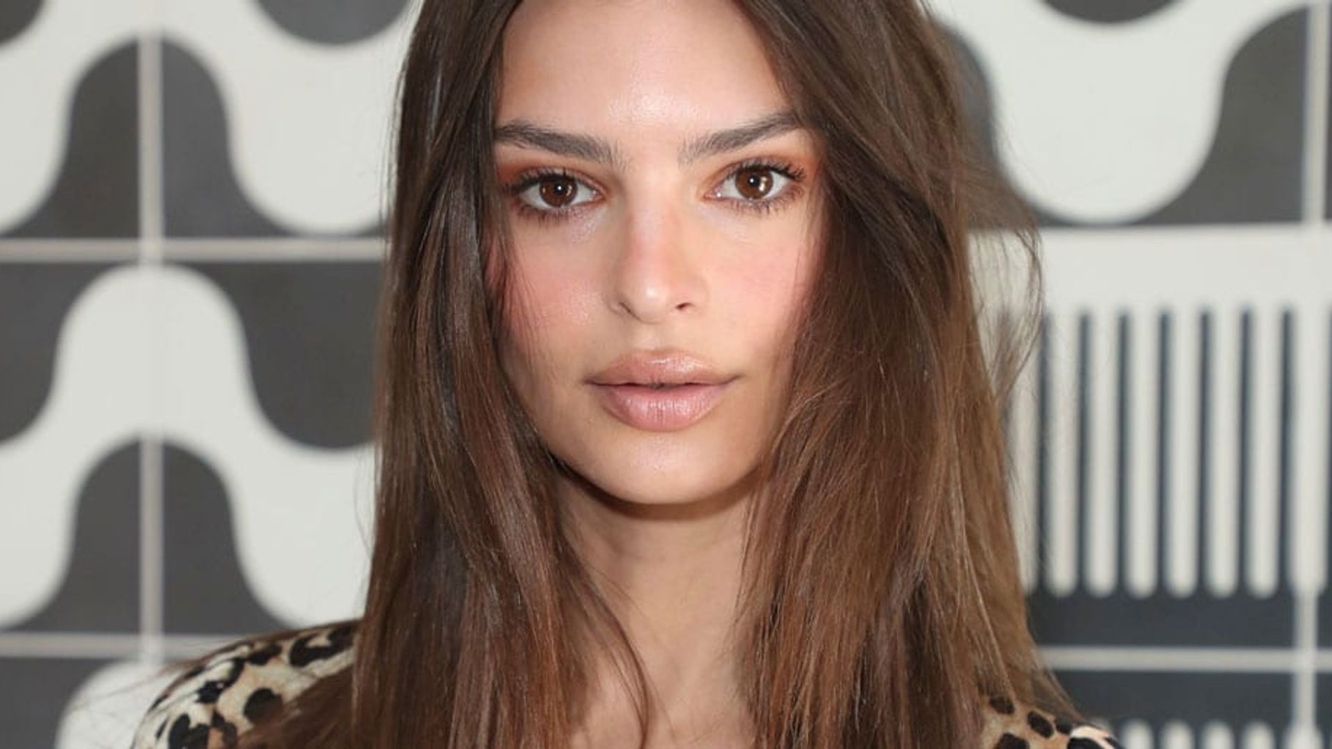 Emily Ratajkowski Looks Unreal With Her Rose Goal Hair