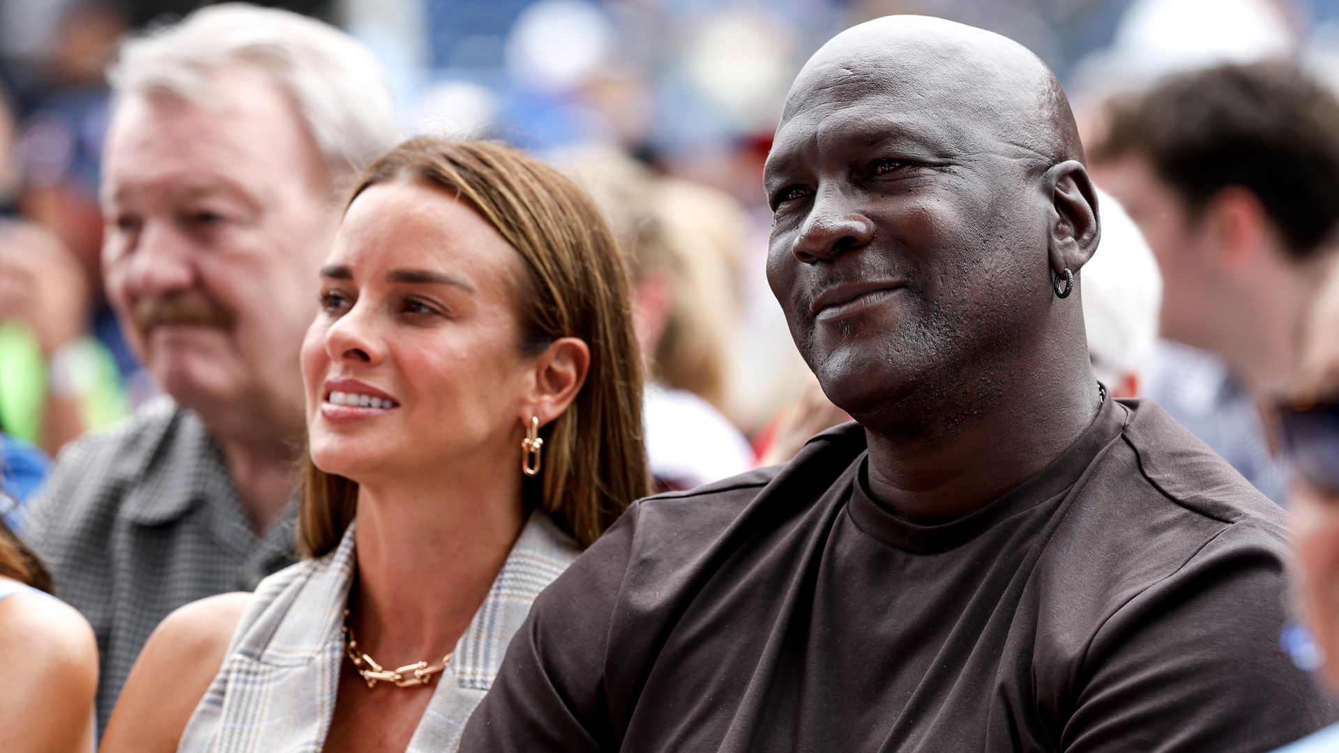 https://www.hola.com/us/horizon/landscape/1667c6e840a2-canton-oh-nba-hall-of-famer-michael-jordan-and-his-wife-yvette-prieto-attends-th.jpg?im=Resize=(1200)