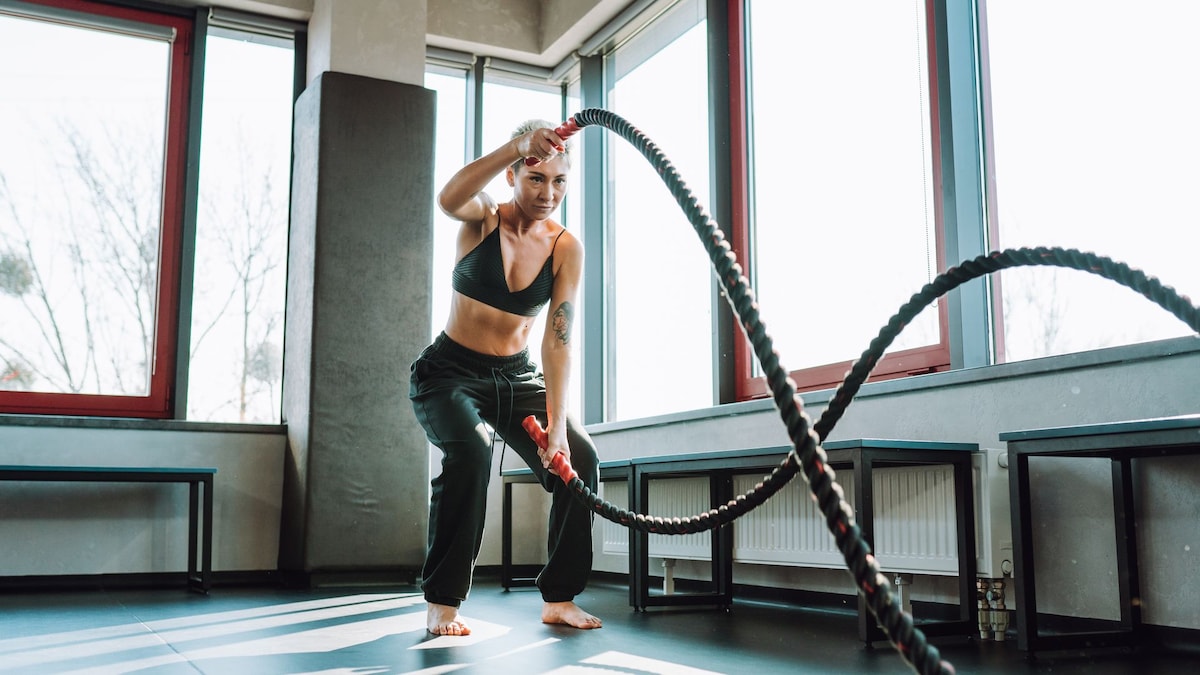 https://www.hola.com/us/horizon/landscape/16f32786df25-woman-with-short-hair-exercising-with-battle-ropes-strong-woman-do-workout-at-gy.jpg?im=Resize=(1200)