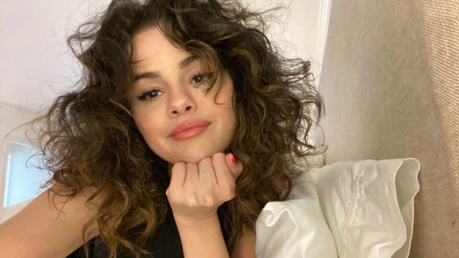 Selena Gomez just gave us a sneak peek of Rare Beauty with her latest makeup look