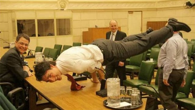The Canadian Prime Minister has impressed the Internet with his core muscle and yoga skills.
<br>
Photo: Twitter/@JustinTrudeau