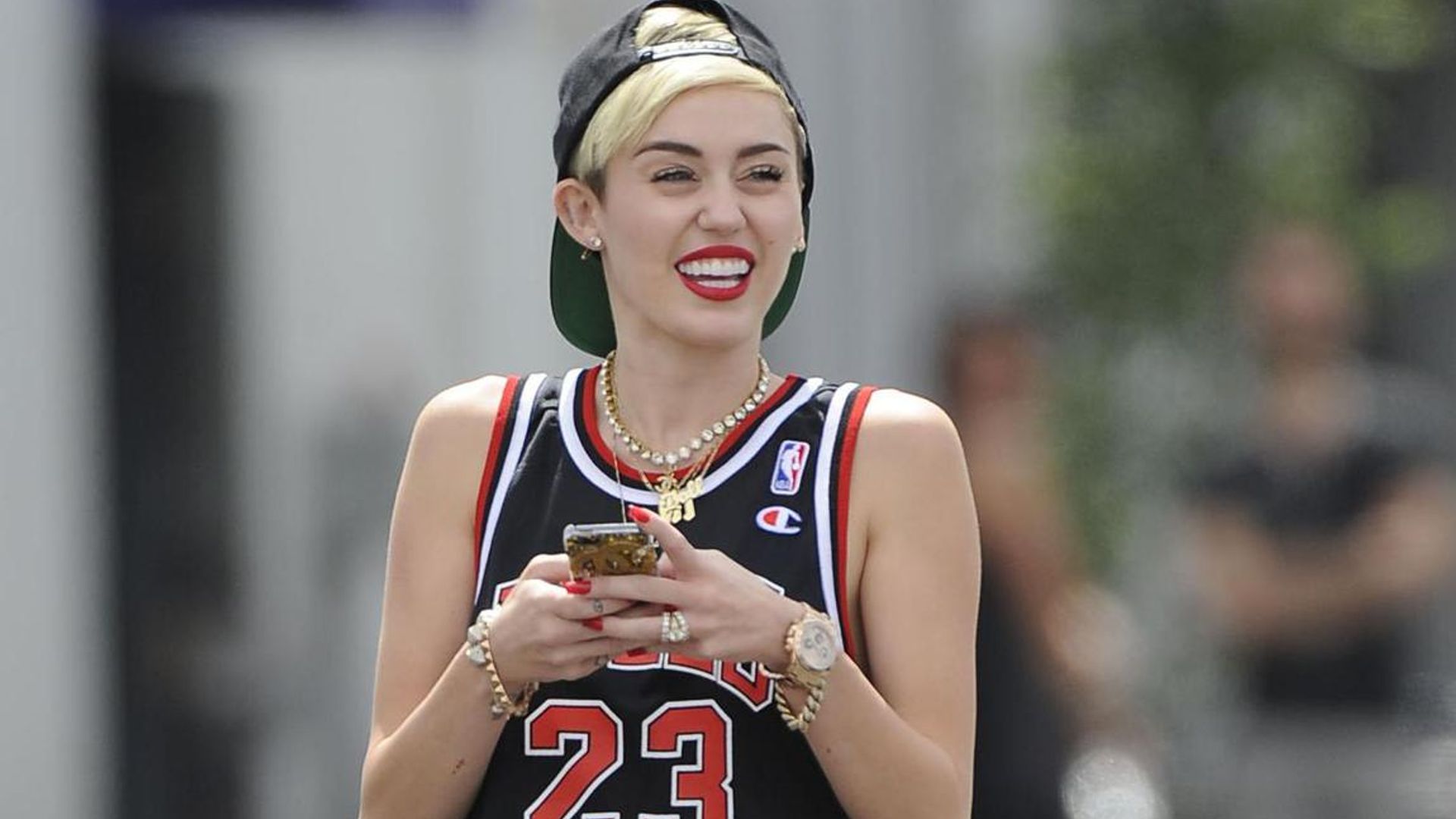 Miley Cyrus prank texts fans and we can’t stop laughing