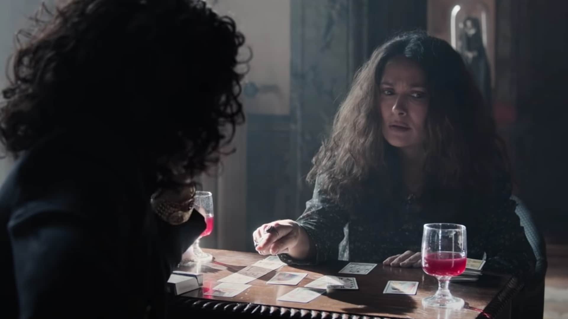 'House of Gucci': Watch Salma Hayek's character Pina Auriemma reading tarot cards to Patrizia