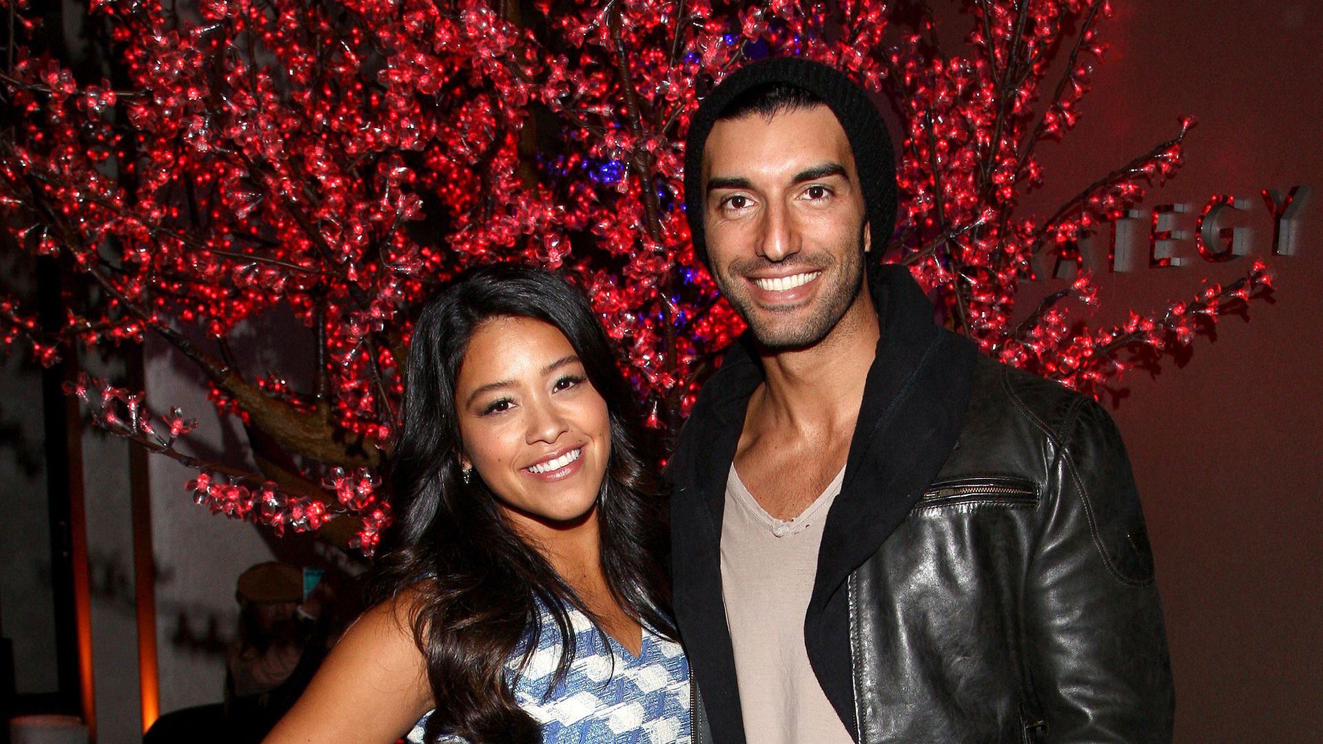 Justin Baldoni reunites with Gina Rodriguez and Jaime Camil on set