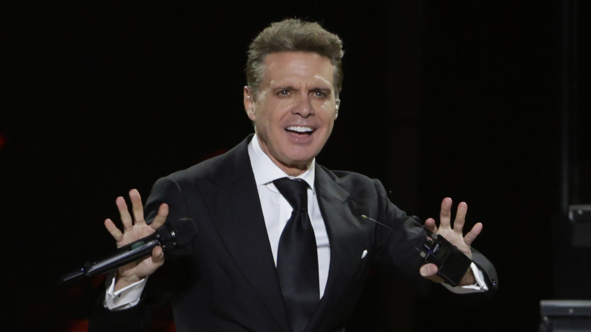 MEXICO CITY, MEXICO - 2024/10/08: Singer Luis Miguel performs on stage during the Luis Miguel 2024 Tour at Arena CDMX. (Photo by Ismael Rosas/Eyepix Group/LightRocket via Getty Images) 