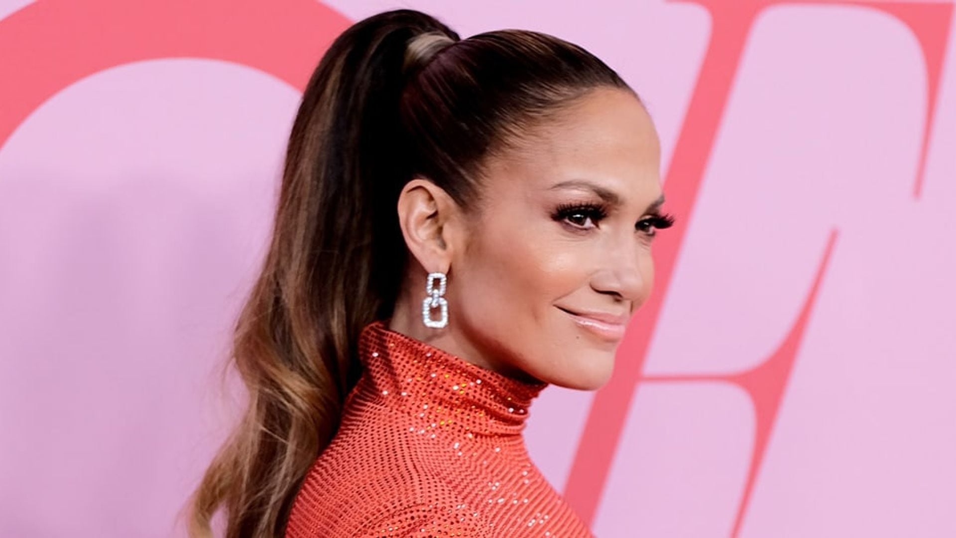 JLo’s hair stylist dishes details behind her snatched pony from the CFDA Awards