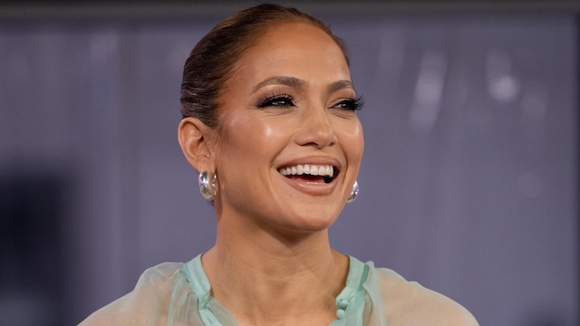 Jennifer Lopez's sexy 4th of July cupcake stunt has everyone laughing