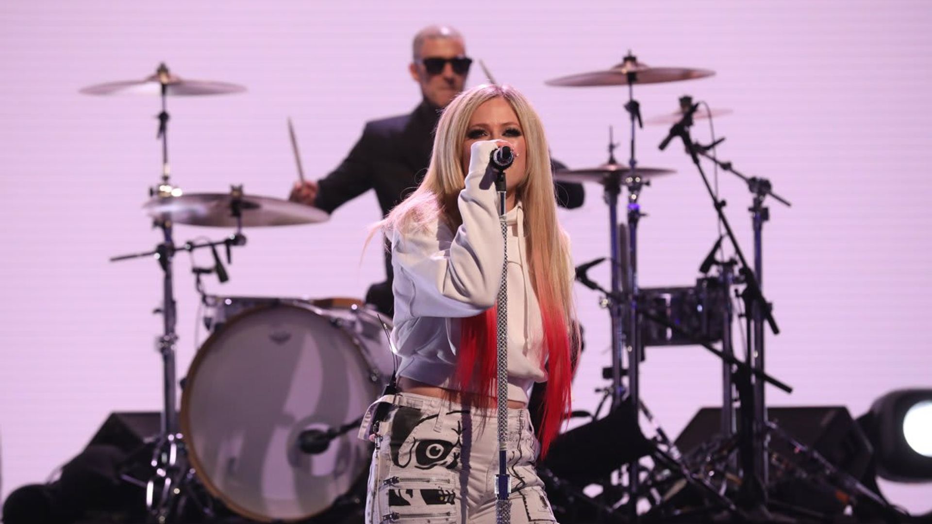 Avril Lavigne performs her new single “Bite Me” with Travis Barker on ‘Ellen’