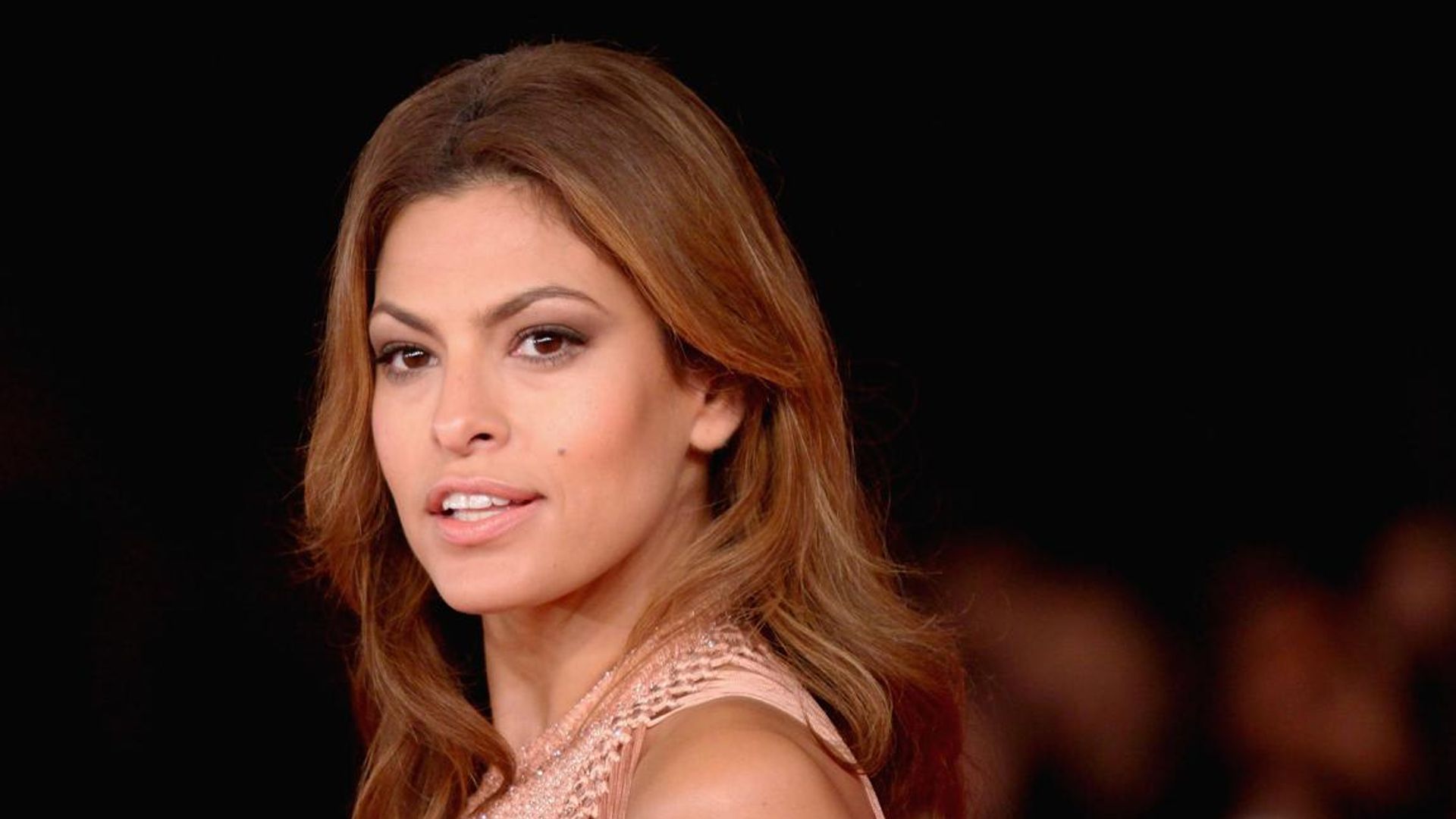 Eva Mendes’ most colorful makeover yet thanks to her daughters