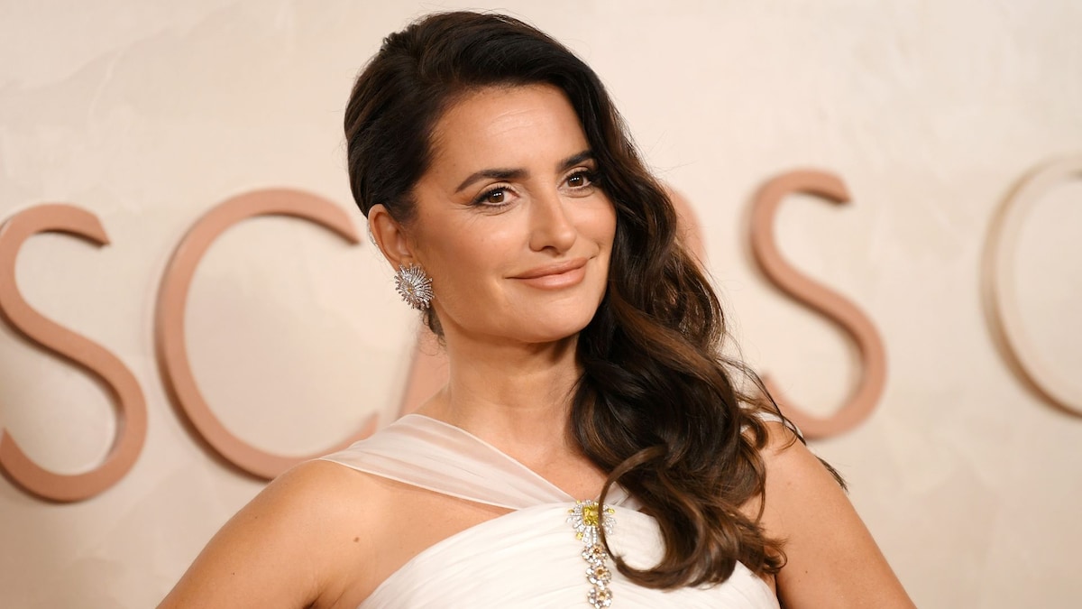 Pen&eacute;lope Cruz gives a sweet nod to her 14-year-old son Leo during a New York City trip