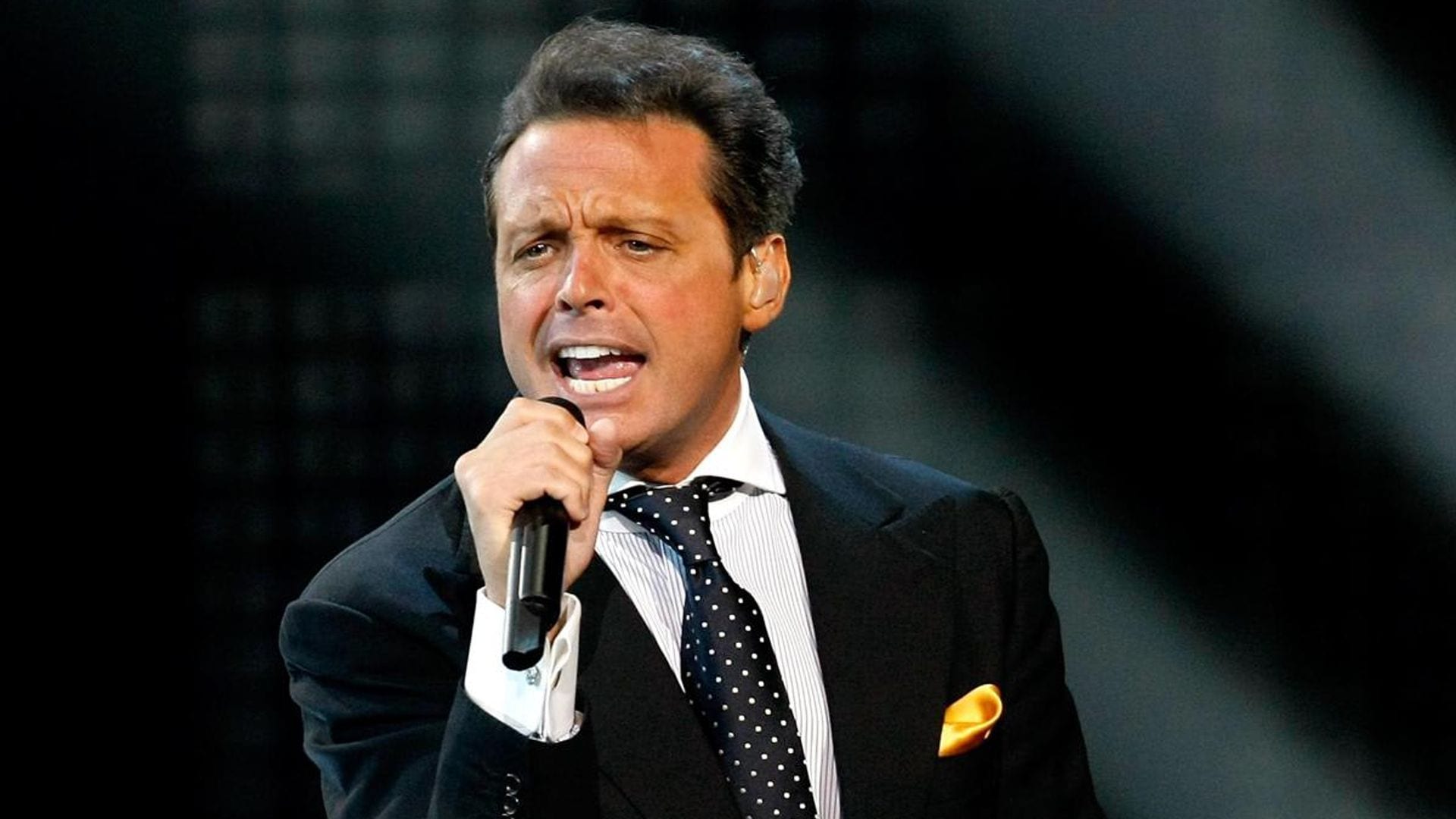 Luis Miguel enjoys Miami’s beach with new girlfriend Mercedes Villador