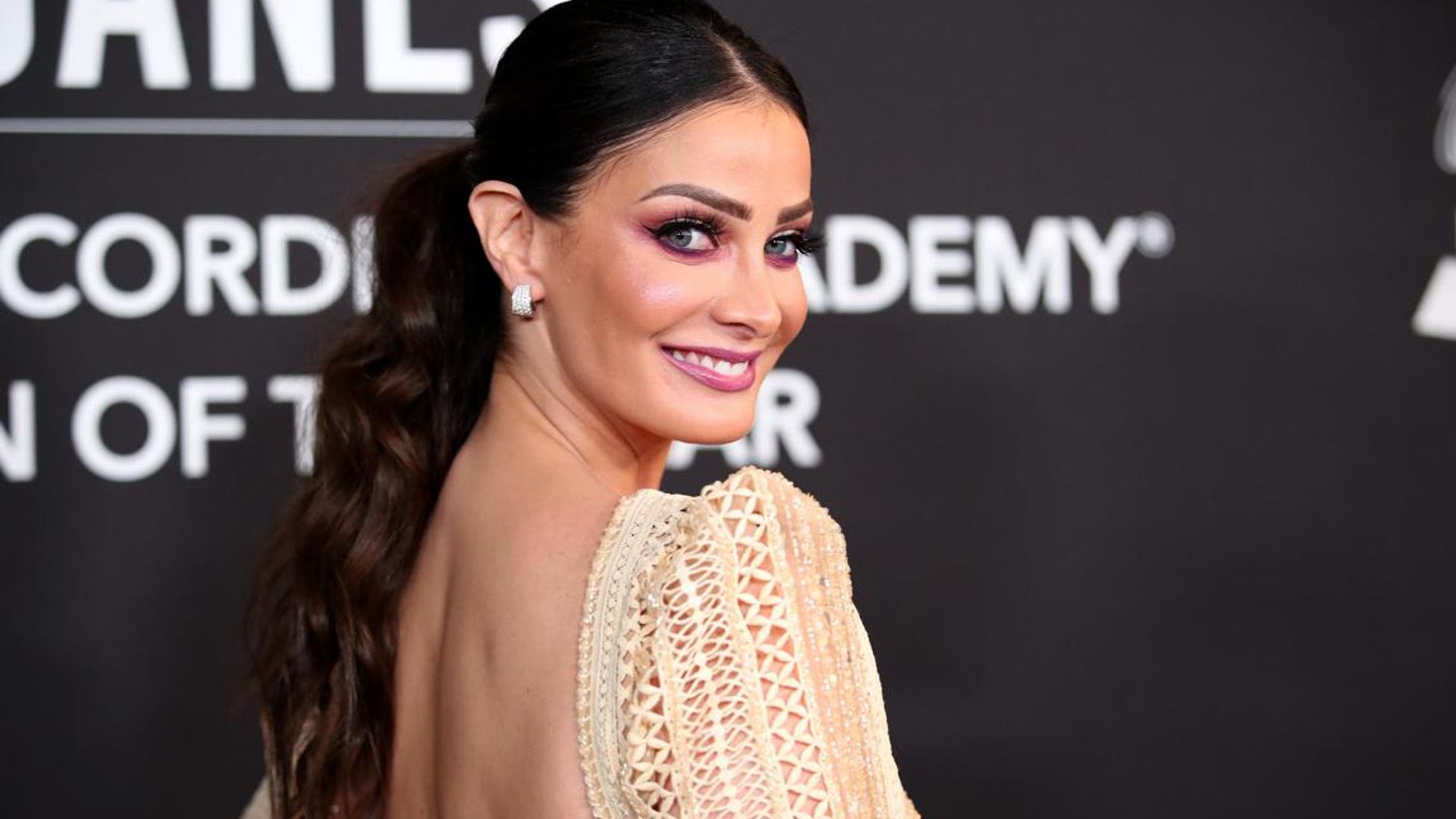 Dayanara Torres nails National Drink Wine day with world's biggest glass