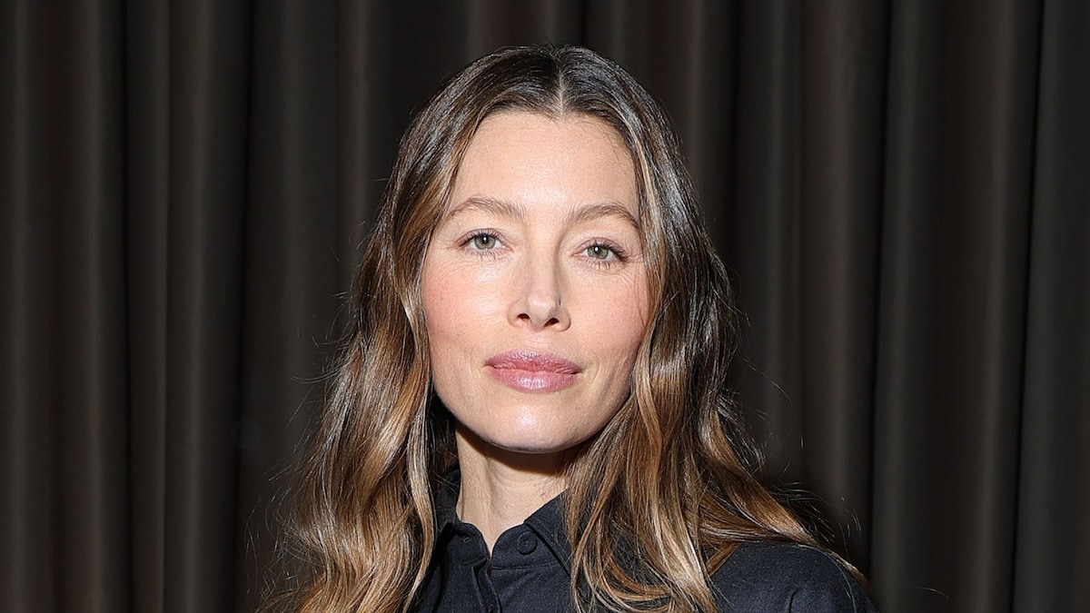 https://www.hola.com/us/horizon/landscape/1c568deb42db-milan-italy-jessica-biel-attends-the-fendi-fashion-show-during-milan-fashion-wee.jpg?im=Resize=(1200)