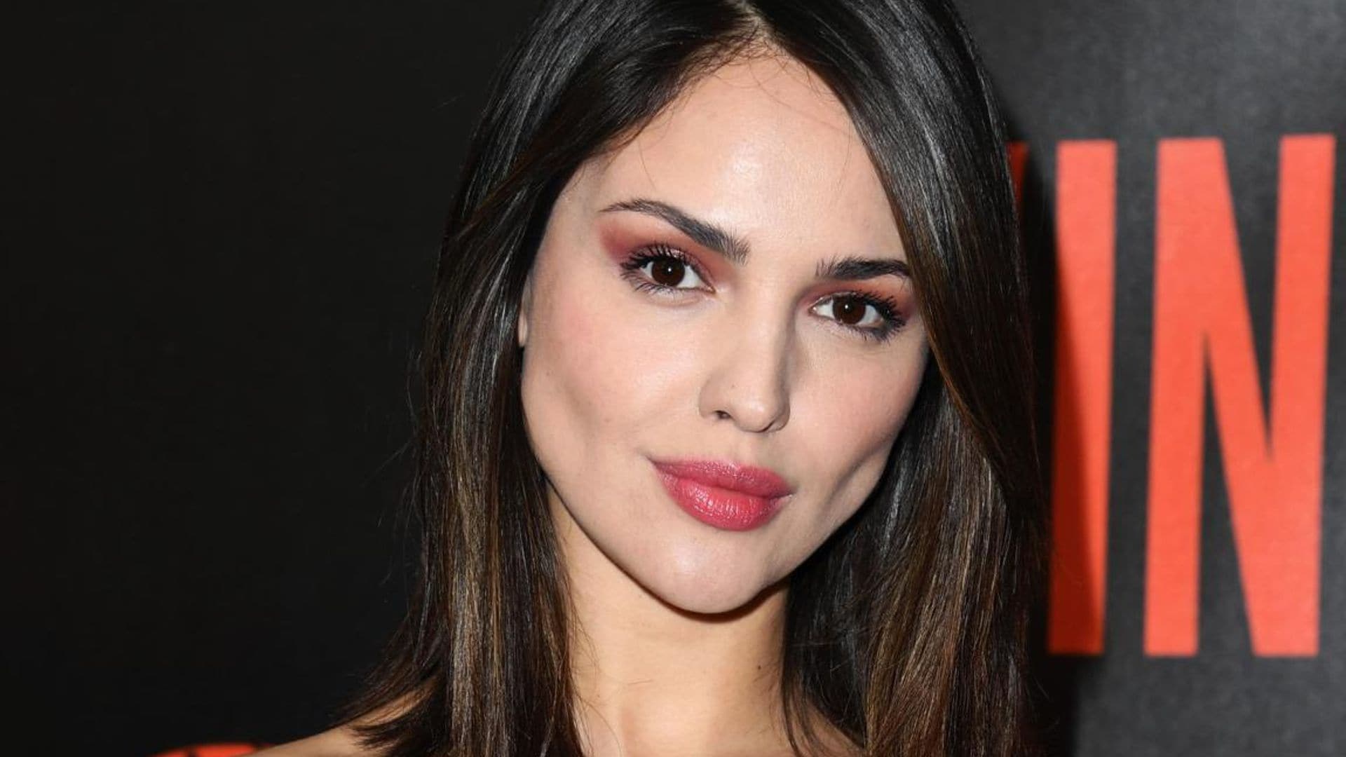 Eiza Gonzalez shows off incredible washboard abs in sexy bikini photo