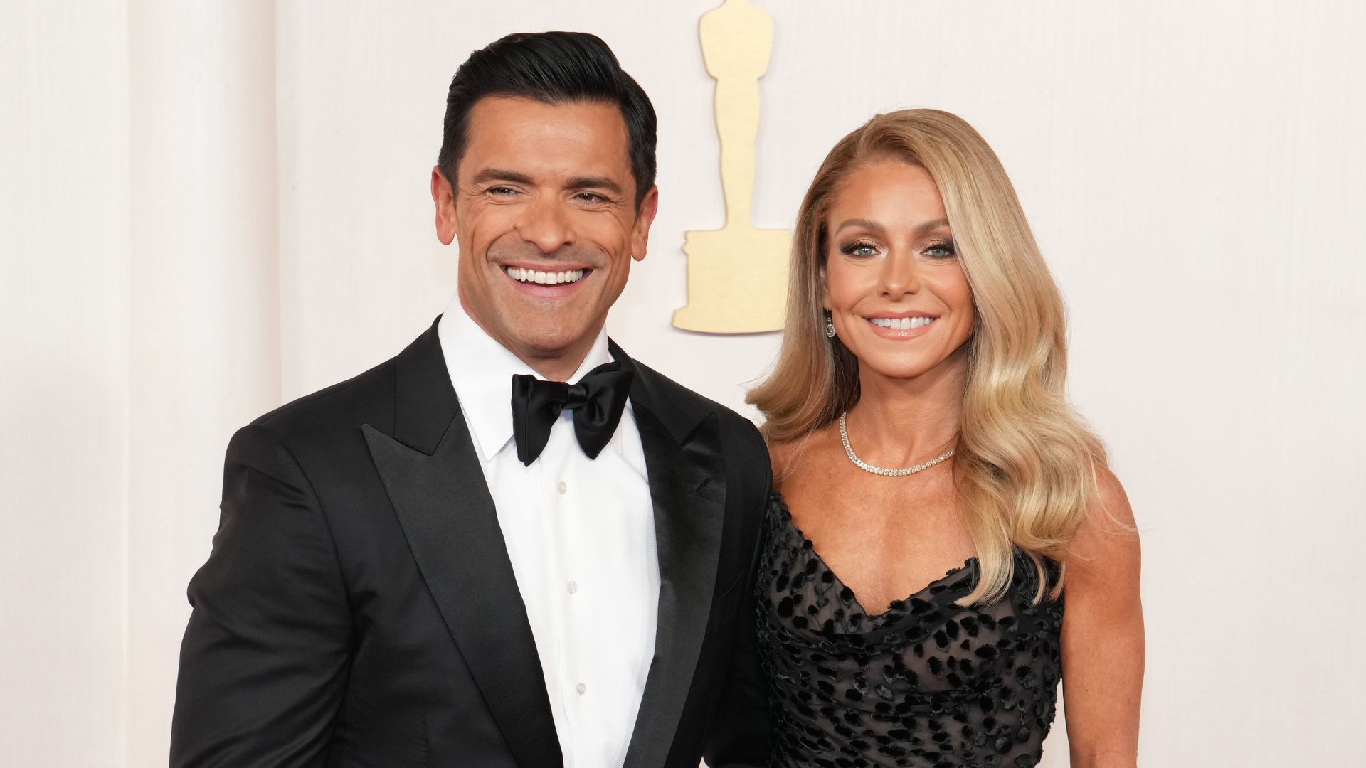 Kelly Ripa and a 'defensive' Mark Consuelos have a hilarious discussion about 'grey divorces'